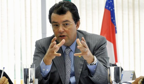 Ministro de Minas e Energia, Eduardo Braga (AM) afirmou que, apesar do horário de maior consumo de energia ocorrer no início da tarde, ainda vale a pena manter a mudança de horário no País; "O horário de verão continua representando um descasamento na ponta de carga e uma economia de energia. No período, voltamos para as residências ainda com a luz do dia, o que gera uma economia energética para o país. Portanto, é válido o horário de verão", disse