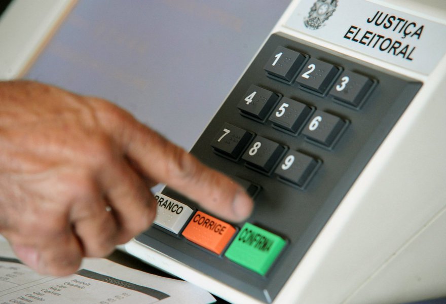 Até o momento, 2.231 urnas foram substituídas em todo o país, o que corresponde a 0,51% do total; segundo o presidente do Tribunal Superior Eleitoral (TSE), Dias Toffoli, o número confirma a expectativa positiva da adoção da urna eletrônica pela Justiça Eleitoral; até o momento, apenas uma urna em todo o Brasil teve de ser trocada por votação manual