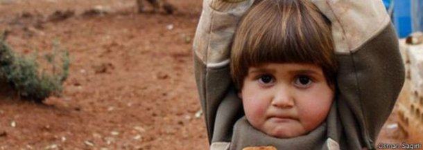 Imagem do fotógrafo turco Osman Sağırlı começou a viralizar no Twitter na terça-feira da semana passada; "Eu usei uma lente de telefoto e ela pensou que fosse uma arma", conta Sağırlı; "Depois que eu tirei eu olhei (para a foto) e percebi que ela estava assustada, porque ela mordeu os lábios e levantou as mãos"