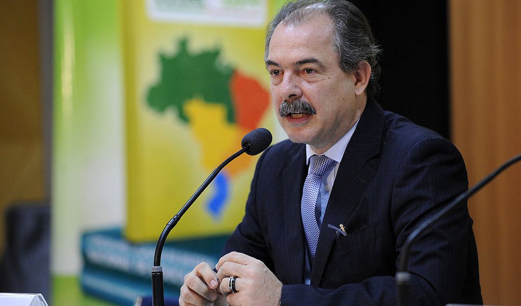 Aloizio Mercadante continuará à frente da Casa Civil no segundo mandato da presidenta Dilma; o nome foi divulgado, por meio de nota, pela Secretaria de Imprensa da Presidência da República; o ministro comanda o órgão responsável pela coordenação das ações do governo desde fevereiro deste ano, quando substituiu Gleisi Hoffmann, senadora que se afastou do governo para concorrer ao governo do Paraná; até então, Mercadante, que é doutor em economia, havia chefiado dois ministérios no governo Dilma: o da Ciência, Tecnologia e Inovação, entre 2011 e 2012, e o da Educação, entre 2012 e 2014