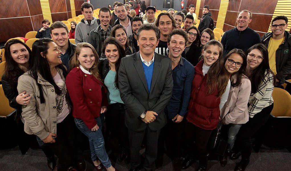 Candidato ao Senado, Ricardo Gomyde destacou a estudantes da Universidade Positivo a necessidade da reforma política: “O movimento que foi às ruas em 2013, sem bandeira partidária ou de classe, deixou uma mensagem clara que não se sente representado pela política da forma como ela é. Acho que precisamos de uma profunda reforma. Defendo o fim da reeleição a senador, o fim da suplência e muitos outros pontos para tornar mais representativa e transparente a política brasileira. Se fizermos uma boa reforma política, vamos poder fazer a reforma tributária e muitas outras que o país necessita”