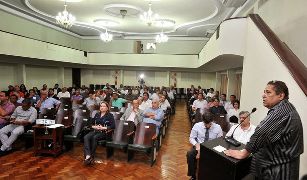 A Prefeitura de São Luís realizou na sede da Associação Comercial do Maranhão (ACM), no Centro, audiência pública para construir a licitação do transporte coletivo em São Luís; os secretários Lula Fylho (Governo) e Canindé Barros (Trânsito e Transportes) apresentaram os resultados das pesquisas de opinião que traçam o perfil do transporte coletivo da cidade e o cronograma do processo administrativo que resultará na licitação; um dos principais objetivos da audiência foi escutar os interesses e necessidades de usuários, empresários e sindicatos