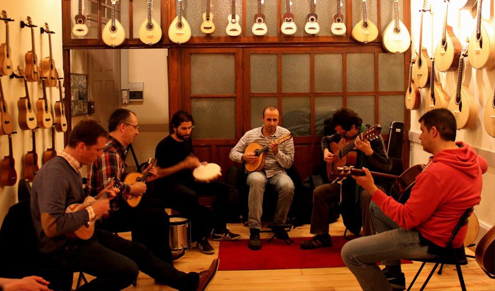 Administrado pelo Instituto Casa do Choro, criado em 1999 e presidido pela compositora e cavaquinista Luciana Rabello, o espaço nasce com uma proposta ambiciosa; além de dar continuidade ao trabalho de educação musical, formação de plateias e novos músicos, e de preservação de acervos, a Casa do Choro pretende, segundo Luciana, contribuir de forma decisiva para a internacionalização do gênero