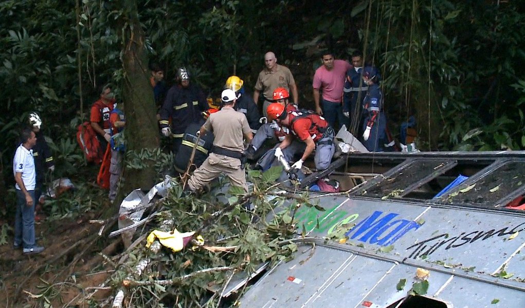 O número de mortos em um acidente com um ônibus de turismo que despencou de uma ribanceira no sábado em Santa Catarina subiu para 54, informaram autoridades neste domingo, 15; veículo fretado levava pelo menos 56 pessoas para evento religioso no Paraná quando motorista perdeu o controle em uma curva da SC-418 e despencou numa ribanceira de 400 metros; trecho é o mais perigoso da malha viária catarinense; dos corpos que estão no IML de Joinville, muitos ainda aguardam identificação; sete sobreviventes foram transferidos para hospitais da região