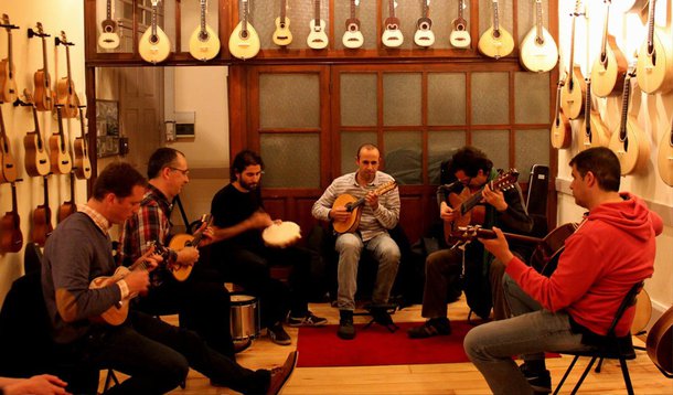 Administrado pelo Instituto Casa do Choro, criado em 1999 e presidido pela compositora e cavaquinista Luciana Rabello, o espaço nasce com uma proposta ambiciosa; além de dar continuidade ao trabalho de educação musical, formação de plateias e novos músicos, e de preservação de acervos, a Casa do Choro pretende, segundo Luciana, contribuir de forma decisiva para a internacionalização do gênero