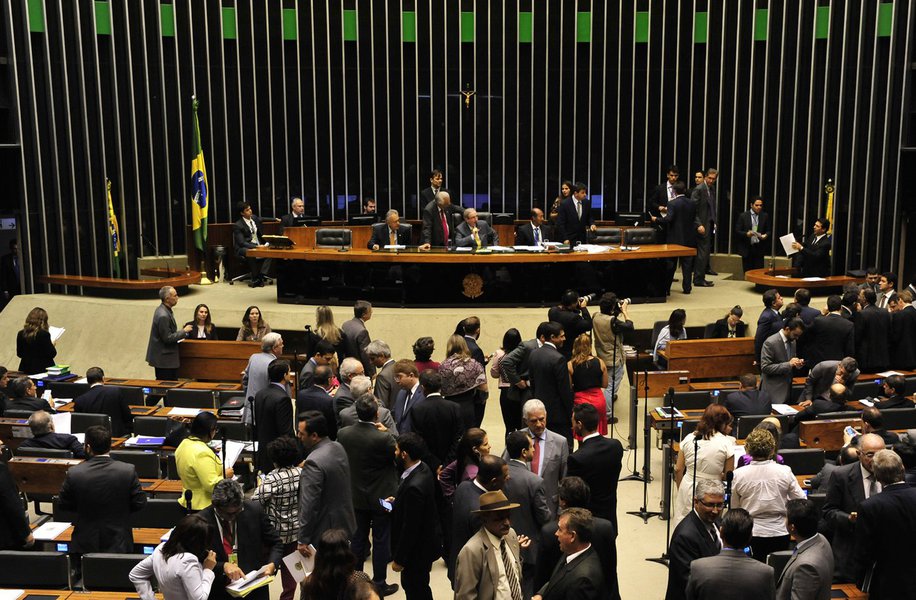 Antes mesmo da retomada da discussão do projeto que regulamenta a terceirização (PL 4330/04), deputados aproveitam para adiantar as opiniões sobre o tema; a discussão foi encerrada às 14h na Câmara, para o início da sessão ordinária, e deverá ser retomada no final da tarde; movimentos sociais protestam contra o PL e centrais sindicais prometem greve caso o projeto seja aprovado