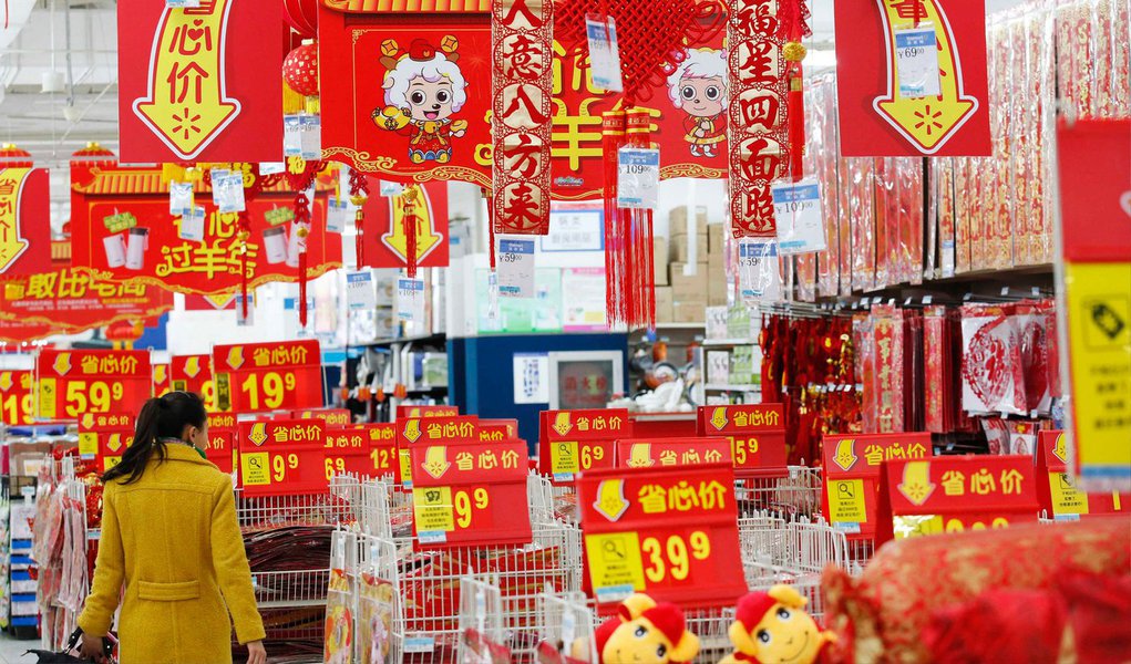 A economia da China cresceu no ritmo mais lento em 24 anos em 2014, com preços menores de propriedades e com companhias e governos locais enfrentando pesados fardos de dívida, o que mantém a pressão para que Pequim adote medidas agressivas para evitar uma desaceleração mais acentuada