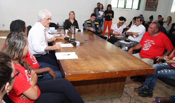 O segundo encontro de negociação entre a comissão do GDF com líderes do MTST terminou em acordo; o resultado prevê a liberação de seis áreas ocupadas; um dos ponto acordados foi referente à inclusão das famílias acampadas no auxílio excepcional, para pagamento de aluguel; o governo propôs um cronograma de cadastro dos 2.600 manifestantes