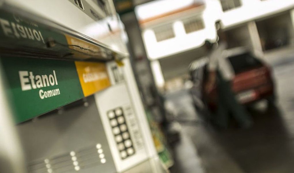 O Índice Nacional de Preços ao Consumidor Amplo (IPCA), que mede a inflação oficial, avançou 1,22% em fevereiro após alta de 1,24% em janeiro, informou o Instituto Brasileiro de Geografia e Estatística (IBGE) nesta sexta-feira, 6; com isso, em 12 meses, o IPCA acumulou avanço de 7,70% até fevereiro, nível mais alto desde maio de 2005 (8,05%) e bem acima do teto da meta do governo de 4,5%, com margem de 2 percentuais para mais ou menos; no mês o destaque individual foi a gasolina, cujos preços subiram 8,42%