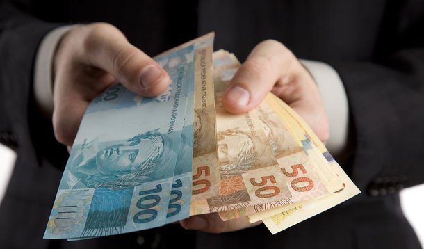 Atualmente em R$ 788, o salário mínimo atingiu, em janeiro, o maior poder de compra desde agosto de 1965, revela levantamento divulgado pelo Banco Central (BC); de acordo com o Boletim Regional do BC, apresentado em Porto Alegre, apenas no período entre julho de 1964 e julho de 1965 o salário mínimo comprava mais do que atualmente, em valores corrigidos pela inflação