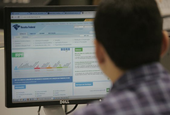 Consulta ao primeiro lote residual de restituições do Imposto de Renda Pessoa Física 2014 liberadas da malha fina será divulgado esta semana; anualmente, a Receita libera sete lotes regulares de restituições - o primeiro em junho e o último em dezembro; em dezembro, a Receita Federal informou que 937.939 declarações estavam retidas em malha; são 740.760 com imposto a restituir, 174.301, com imposto a pagar e 22.878 sem imposto a pagar ou a restituir