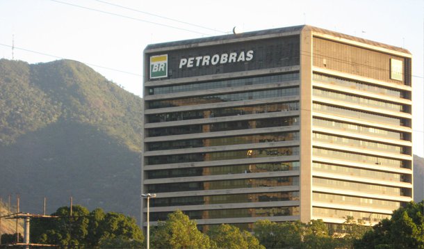 Novo plano de negócios da Petrobras para os próximos cinco anos, que será divulgado em 30 dias, terá como premissa a desalavancagem (menos crédito e redução de endividamento) da empresa; "A prioridade é a desalavancagem da companhia e investimentos em projetos de maior rentabilidade", disse a diretora de Exploração e Produção, Solange Guedes; Petrobras está adiando projetos de baixo retorno, com foco em investimentos na exploração de ativos de baixo risco e em novas capacidades do pré-sal, de modo a reduzir gastos em ativos menos rentáveis na área de exploração e produção, no país e no exterior; investimentos em ativos de produção do pré-sal serão mantidos 