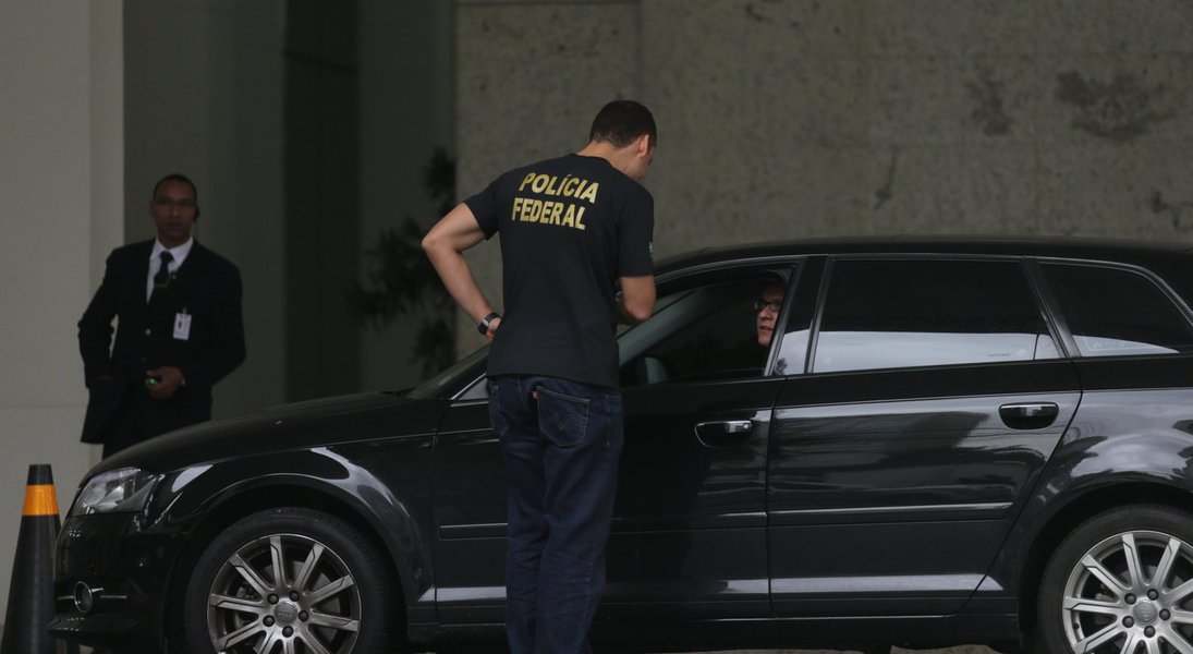 Pelo menos nove executivos ligados a empreiteiras que tiveram prisão decretada na sétima fase da Opereção Lava jato, da Polícia Federal, entraram hoje (15) com pedidos de habeas corpus no Tribunal Regional Federal da 4ª Região (TRF-4), em Porto Alegre (RS), segunda instância da Justiça Federal; três deles ainda não foram presos, mas entraram com o pedido de revogaçao da prisão