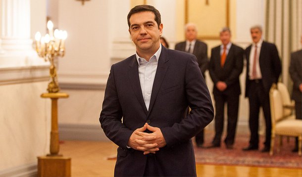 Governadores da Grécia e outras autoridades locais concordaram em emprestar dinheiro ao governo central, perto da falência, após o primeiro-ministro Alexis Tsipras assegurá-los de que a medida irá durar apenas por um curto período de tempo; Atenas está presa em uma disputa com seus credores europeus; a capital Atenas deve pagar quase 1 bilhão de euros ao FMI em maio; o país tem dito que quer honrar suas obrigações e precisa que credores ofereçam algo em troca