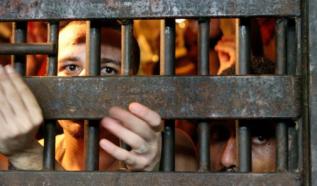 Cento e vinte ex-presidiários do sistema penitenciário fluminense receberam os diplomas de formação de cursos profissionalizantes pelo projeto Agência da Cidadania, do Banco da Providência, instituição ligada à Arquidiocese do Rio de Janeiro; coordenadora do projeto, Mariana Leiras disse que o trabalho de preparar o ex-preso para reintegrá-lo na sociedade existe desde 1975; mas, segundo ela, a partir de 2008, o projeto avançou ainda mais e passou a capacitar os ex-presidiários para inseri-los no mercado de trabalho; taxa de reincidência prisional no Brasil chega a 70%