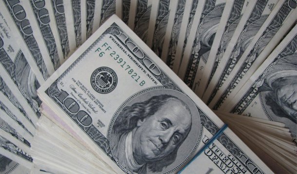 Um dia depois de fechar no maior valor em mais de dez anos, o dólar comercial teve a maior queda diária em três meses.; a moeda fechou esta quinta (12) vendida a R$ 2,821, com baixa de 1,85% (R$ 0,053); recuo percentual é o maior registrado para um dia desde 21 de novembro do ano passado, quando a cotação apresentou queda de 2%