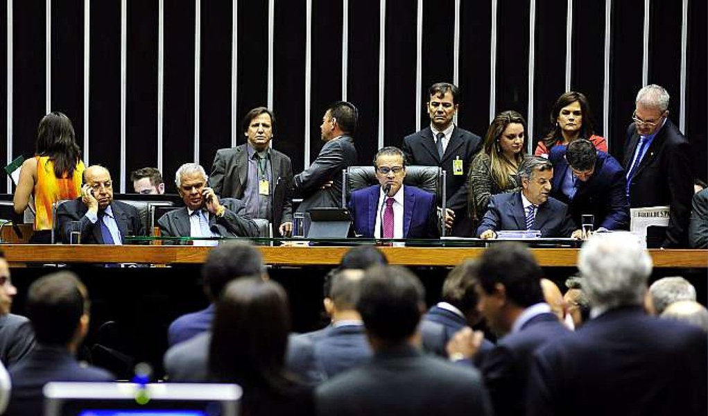 A Câmara dos Deputados aprovou nesta terça (4) a Proposta de Emenda à Constituição (PEC) 426/2014, que aumenta o repasse da União para o Fundo de Participação dos Municípios (FPM); a PEC aumenta o repasse atual, de 23,5%, para 24,5%; texto foi aprovado, em primeiro turno, por 368 votos; de acordo com a proposta, o aumento será escalonado: 0,5% em julho de 2015 e 0,5% em julho de 2016