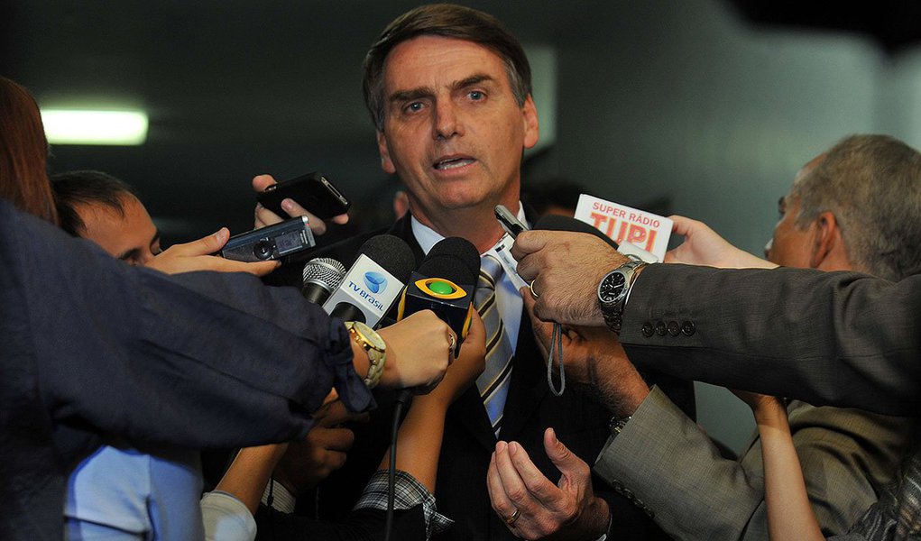 Segundo o regimento da casa, quando os autores de um pedido de cassção são parlamentares, a Mesa precisa aprovar previamente o pedido. Mas quando são partidos políticos, o rito dispensa esta instância, indo direto para o Conselho, informa a colunista Tereza Cruvinel; "O movimento pela cassação deve ganhar força. O presidente do PT, Rui Falcão, estava pronto para entrar sozinho com a representação em nome de seu partido quando recebeu a adesão do PC do B, PSB e PSOL", diz ela, que, prevê, ainda, a reação de movimentos feministas; Tereza, no entanto, alerta contra a "turma do deixa disso"