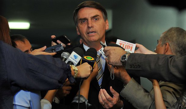 Segundo o regimento da casa, quando os autores de um pedido de cassção são parlamentares, a Mesa precisa aprovar previamente o pedido. Mas quando são partidos políticos, o rito dispensa esta instância, indo direto para o Conselho, informa a colunista Tereza Cruvinel; "O movimento pela cassação deve ganhar força. O presidente do PT, Rui Falcão, estava pronto para entrar sozinho com a representação em nome de seu partido quando recebeu a adesão do PC do B, PSB e PSOL", diz ela, que, prevê, ainda, a reação de movimentos feministas; Tereza, no entanto, alerta contra a "turma do deixa disso"