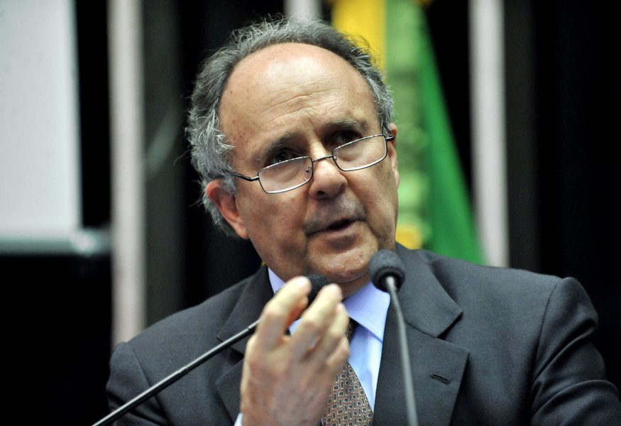 Senador Cristovam Buarque (PDT-DF) reuniu mais de 20 mil assinaturas em favor de que o Congresso discuta uma proposta para regulamentar o uso medicinal e recreativo da maconha no Brasil: “Com o debate feito até aqui, eu já tenho argumentos suficientes para ver que é preciso, sim, aproveitar o poder medicinal que essa erva tem. Não dá para deixar tanta gente sofrendo por causa de um preconceito sobre o uso de uma droga”