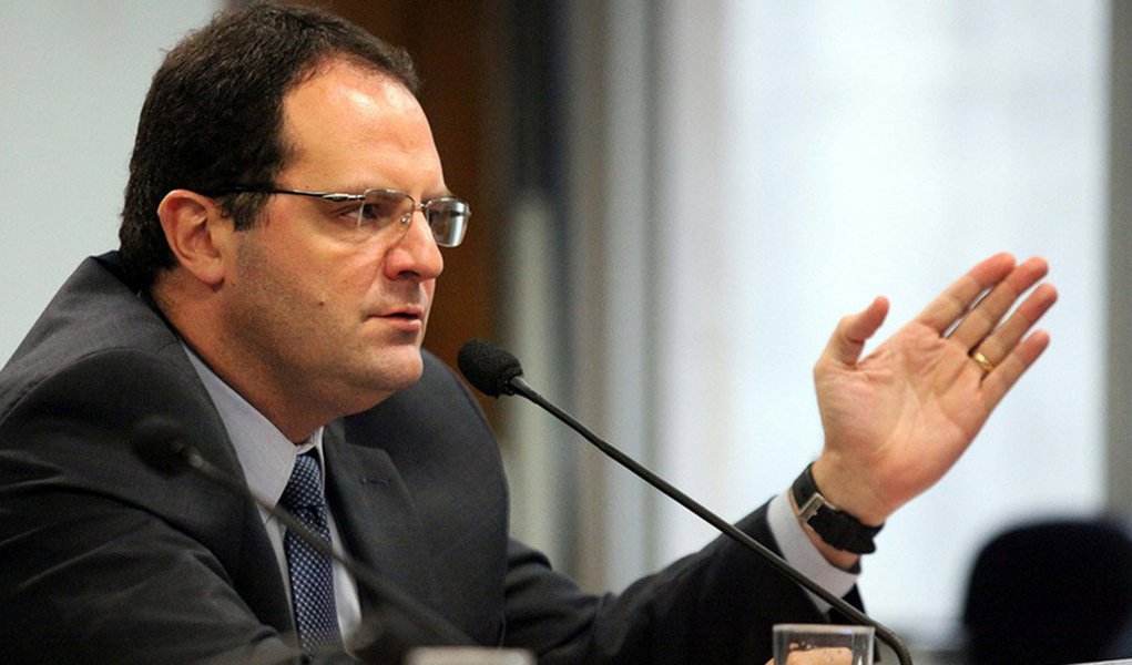 Técnicos do núcleo econômico do governo consideram tributar lucros e dividendos, incluindo remessas para o exterior, e criar impostos sobre heranças e grandes fortunas; além disso, a equipe pode instituir a cobrança de Imposto de Renda sobre LCIs (Letras de Crédito Imobiliário) e LCAs (Letras de Crédito do Agronegócio), hoje isentas de IR, que costumam ter aplicações iniciais altas; recentemente, o ministro do Planejamento, Nelson Barbosa, disse: estamos estudando e vai haver medidas que vão atingir o andar de cima