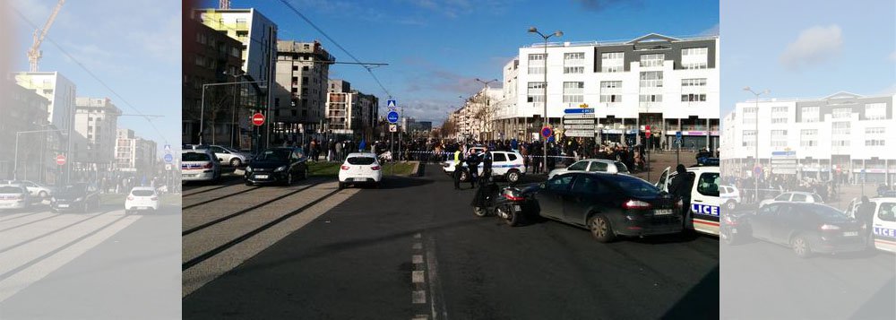 A invasão a uma agência dos correios terminou por volta das 14h30 (horário da França), uma hora e meia depois de ter começado; uma fonte policial descartou desde o início da operação a possibilidade de se tratar de um ataque terrorista; o homem armado conseguiu deter duas pessoas, após várias terem fugido
