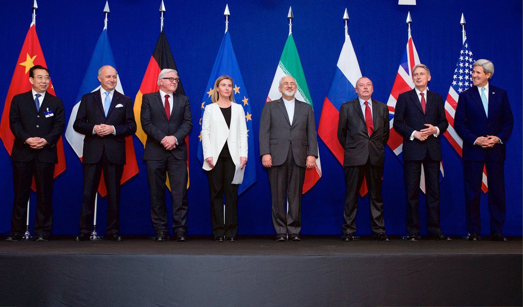 O Ministério das Relações Exteriores informou que o Brasil recebeu com satisfação o anúncio de que o Irã e os países do grupo P5+1 (China, Estados Unidos, França, Reino Unido e Rússia, membros permanentes do Conselho de Segurança da ONU, mais a Alemanha) definiram nesta quinta (2), os parâmetros para um acordo sobre o programa nuclear iraniano, que deve ser concluído até 30 de junho; o Itamaraty acrescentou que o governo brasileiro tem reiterado "que não há alternativa a uma solução negociada para a questão e que as presentes tratativas constituem oportunidade que deve ser plenamente aproveitada para se chegar a uma solução duradoura sobre a matéria"