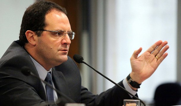 Técnicos do núcleo econômico do governo consideram tributar lucros e dividendos, incluindo remessas para o exterior, e criar impostos sobre heranças e grandes fortunas; além disso, a equipe pode instituir a cobrança de Imposto de Renda sobre LCIs (Letras de Crédito Imobiliário) e LCAs (Letras de Crédito do Agronegócio), hoje isentas de IR, que costumam ter aplicações iniciais altas; recentemente, o ministro do Planejamento, Nelson Barbosa, disse: estamos estudando e vai haver medidas que vão atingir o andar de cima