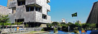 A Petrobras montou uma força-tarefa com o objetivo de auditar e fechar o balanço de 2014 até o dia 31 deste mês para evitar que os credores peçam o pagamento antecipado das dívidas da estatal; a nova diretoria da Petrobras deverá incluir no balanço os prejuízos relacionados aos casos de corrupção na companhia, mas não incluirá os custos do sobrepreço que teriam sido causados pelo cartel formado pelas empreiteiras prestam serviços em obras da empresa