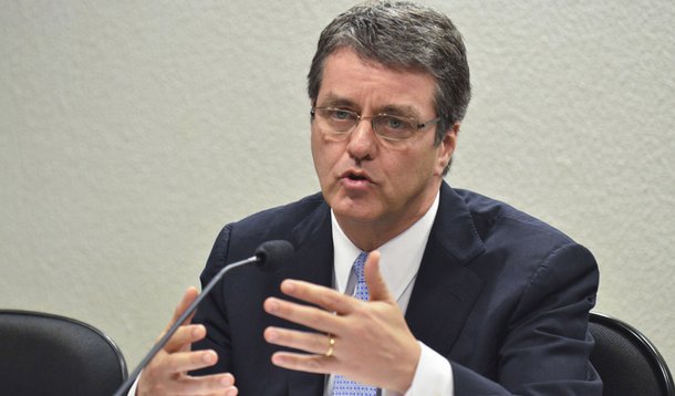 Previsão é do presidente da OMC, o brasileiro Roberto Azevêdo, que acredita que o cenário beneficiará o Brasil, importante exportador de commodities; "Nossas estimativas indicam um crescimento mais rápido do comércio em 2015 em comparação com 2014", disse; previsão mais recente, que é de outubro, aponta para um avanço de 4%, afirma
