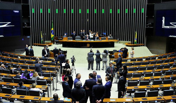 Em sessão solene, o Congresso promulgou a Emenda Constitucional 86, conhecida como PEC do Orçamento Impositivo; matéria foi aprovada no plenário da Câmara em fevereiro e obriga o governo a executar as emendas parlamentares ao Orçamento Geral da União até o limite de 1,2% da receita corrente líquida; pela nova regra, que já será aplicada em cima da proposta orçamentária de 2015, metade das emendas impositivas deve ser destinada à saúde