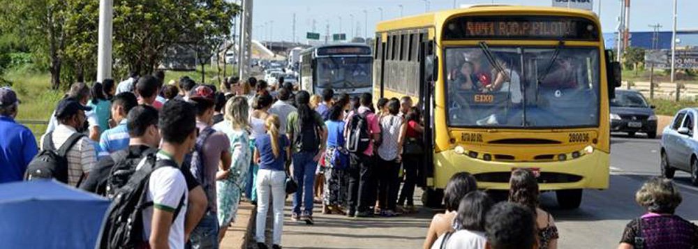 06/03/2015. Crédito: Gustavo Moreno/CB/D.A Press. Brasil. Brasília - DF.  Greve de ônibus. Passageiros aguardam transporte em parada de onibus em Santa Maria.