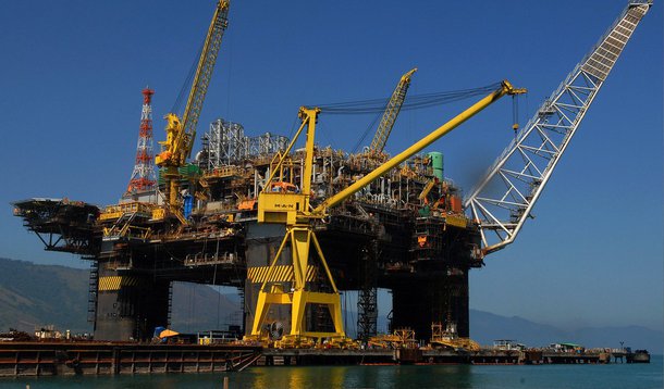 A Petrobras anunciou nesta quinta (19) que bateu um novo recorde em fevereiro na exploração da camada pré-sal das bacias de Santos e Campos; no dia 26 de fevereiro foram batidos os recordes de produção diária própria, com 555 mil barris por dia e operada (que inclui a parcela para as empresas parceiras), que chegou a 737 mil bpd; produção total de petróleo e gás natural da Petrobras, em fevereiro de 2015, foi 2,801 milhões barris de óleo equivalente por dia