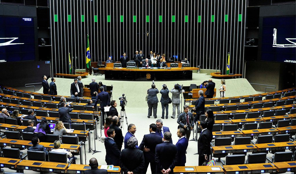 Em sessão solene, o Congresso promulgou a Emenda Constitucional 86, conhecida como PEC do Orçamento Impositivo; matéria foi aprovada no plenário da Câmara em fevereiro e obriga o governo a executar as emendas parlamentares ao Orçamento Geral da União até o limite de 1,2% da receita corrente líquida; pela nova regra, que já será aplicada em cima da proposta orçamentária de 2015, metade das emendas impositivas deve ser destinada à saúde