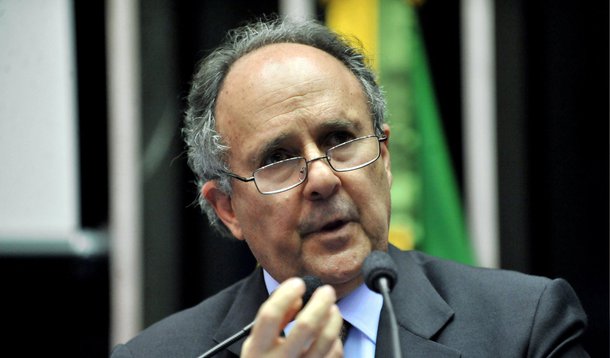 O ex-­ministro da Educação no governo Lula, Cristovam Buarque (PDT), afirmou nesta segunda-­feira (9) que o impeachment da presidente Dilma Rousseff (PT) está "na boca do povo"; "Eu não acho que a palavra impeachment deva causar arrepios. O que causa arrepio é estar na boca do povo, e silenciá-­lo é que seria golpismo", disse