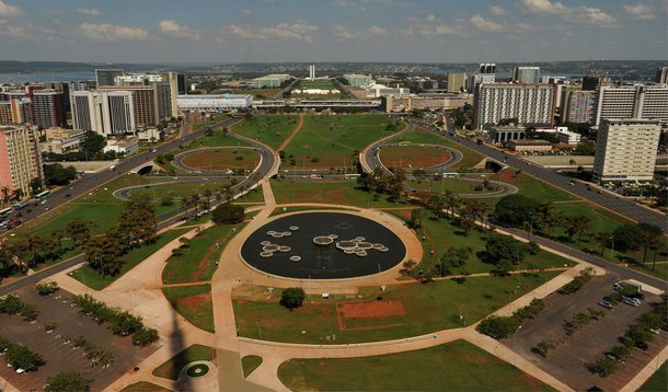 A capital federal avançou três pontos no índice de competitividade nacional e subiu para a oitava posição no ranking das cidades mais bem-sucedidas no Turismo brasileiro; a variação na análise feita pelo Ministério do Turismo, em parceria com a Fundação Getúlio Vargas e com o Sebrae Nacional, coloca Brasília entre as capitais que mais se desenvolveram no setor no último ano; os bons resultados foram alcançados, principalmente, por aspectos como Monitoramento, que passou de 54,5 (2013) para 71,4 (2014), e Marketing e Promoção, com variação de 54,9 (2013) para 62,8 (2014)