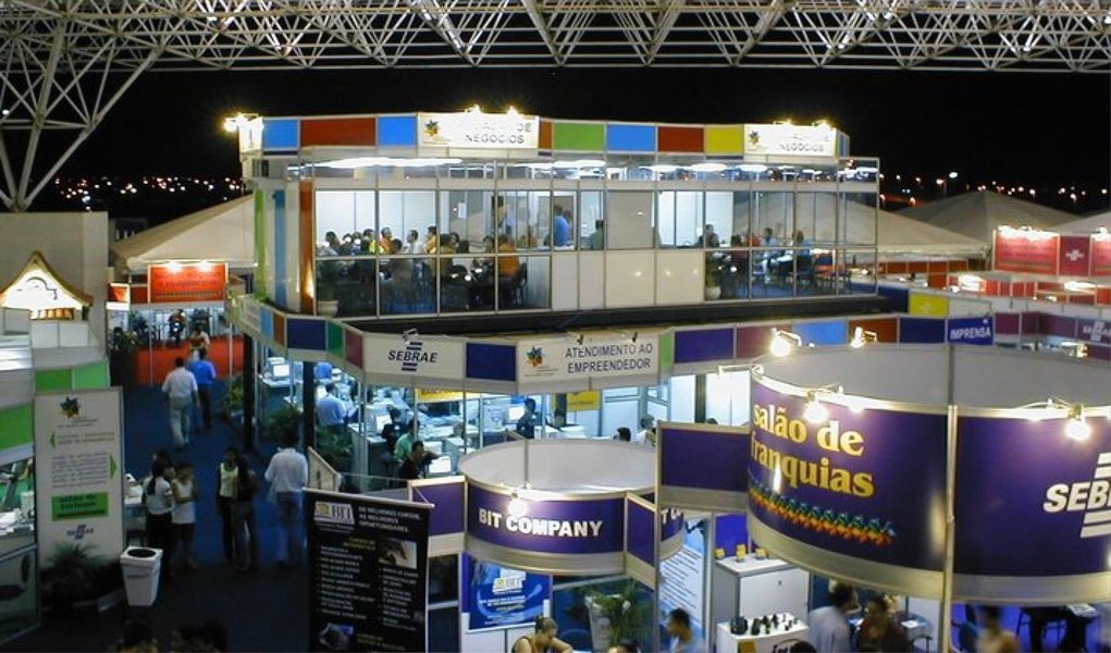 Cerca de 30 mil potenciais empreendedores e micro e pequenos empresários participarão da Feira do Empreendedor, que ocorre entre os dias 27 e 30 deste mês, no Pavilhão 4 do Riocentro; estão programados 350 palestras e oficinas em várias áreas de atuação; segundo a Diretoria de Produtos e Atendimento do Sebrae-RJ, até o momento, a feira tem 11.127 inscrições efetuadas para as palestras, das quais 200 já estão com a capacidade esgotada; o evento é promovido pelo Serviço de Apoio às Micro e Pequenas Empresas do Estado do Rio de Janeiro (Sebrae-RJ) e objetiva a geração de negócios
