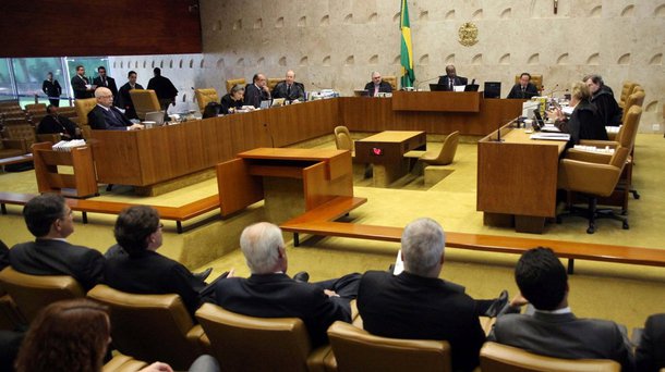 Três motivos "especiais" explicam o porquê de uma temporada que promete ser quente no Judiciário, em Brasília; o primeiro é a indicação de um novo ministro-presidente para o Supremo Tribunal Federal (STF), pois Joaquim Barbosa, se aposentou em 31 de julho de 2014; a indicação da presidente Dilma sinalizará a tendência do julgamento de outra pauta, a da Operação Lava Jato, da PF; o financiamento público de campanhas eleitorais é mais um fator que promete gerar fortes discussões o Supremo 