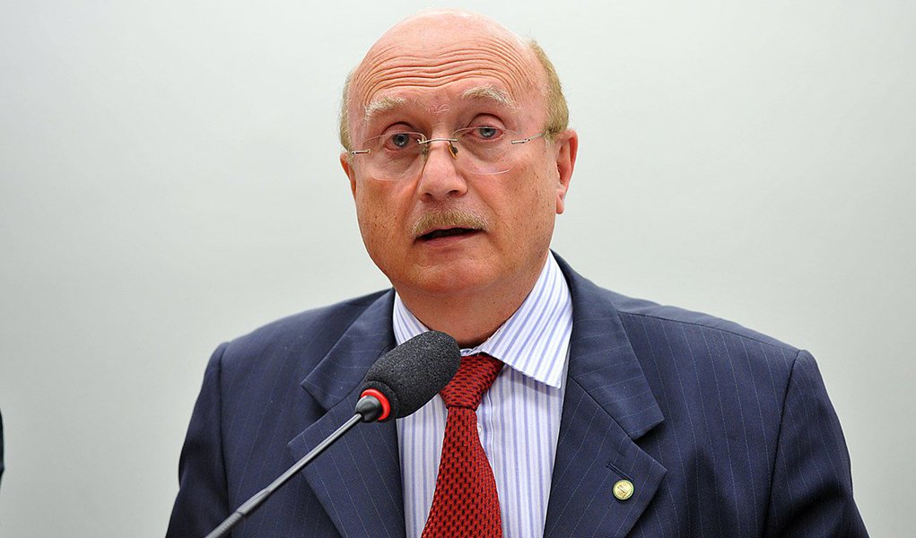 Deputado federal Osmar Serraglio (PMDB-PR), que em 2005 ganhou notoriedade ao relatar a CPMI dos Correios ou CPI do Mensalão, agora é quem está enrolado na Justiça; parlamentar que foi carrasco de petistas está sendo acusado de participar de um esquema de invasão de terra indígena; ele é o relator da Comissão Especial da Demarcação de Terras Indígenas da Câmara; também é investigado pela Justiça Federal do Mato Grosso o deputado Nilson Leitão (PSDB-MT), que é o vice-presidente da Comissão