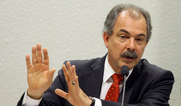 Em nota à imprensa, o ministro da Casa Civil, Aloizio Mercadante, negou que tenha concedido entrevista ao site Infomoney afirmando que descartava assumir o Ministério da Fazenda e sinalizando que cargo será entregue ao setor privado: "A Assessoria de Comunicação Social da Casa Civil da Presidência da República informa que o ministro Aloizio Mercadante não concedeu entrevista para o site Infomoney. Mercadante, tão pouco, deu qualquer informação para o referido portal, disse a Casa Civil