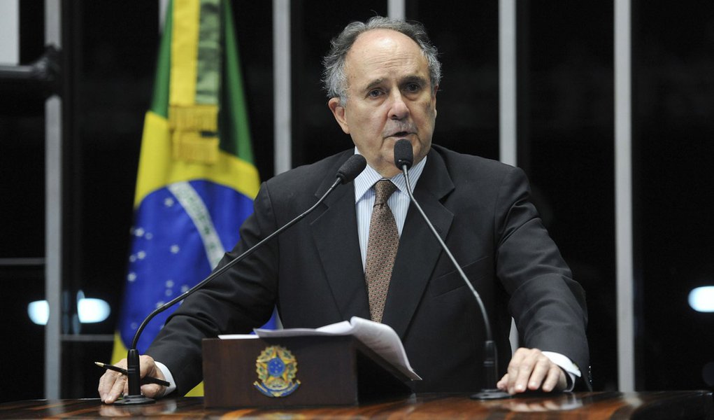 Senador Cristovam Buarque (PDT-DF) avalia que o grande fato do ano de 2014 foi o reatamento das relações diplomáticas entre EUA e Cuba; ele observou em Plenário que essa reaproximação se tornou realidade graças às pressões sociais em favor do reatamento e à atuação de três grandes lideranças: Barack Obama, Raul Castro e o papa Francisco; "O que vai fazer com que neste país as classes sociais se encontrem é a educação de qualidade e igual para todos", conclamou
 