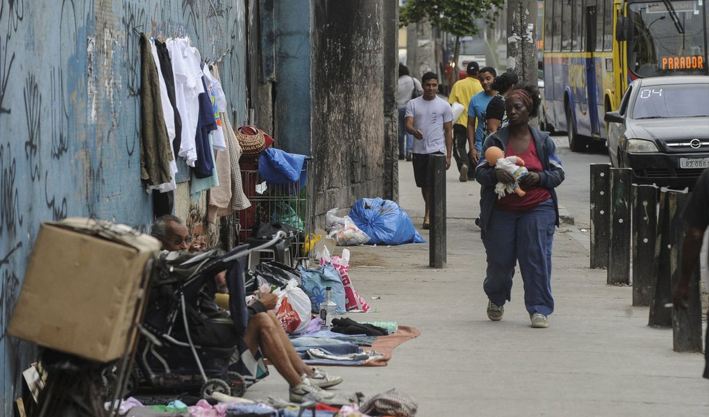 A prefeitura do Rio de Janeiro apresentou o Plano Municipal de Direitos Humanos, que funcionará como marco referencial na construção de políticas públicas para a capital fluminense; ao todo, seis eixos orientam o plano: interação democrática entre Estado e sociedade civil; desenvolvimento sustentável e direitos humanos; universalizar direitos em um contexto de desigualdades; segurança pública; acesso à Justiça e combate à violência; educação e cultura em direitos humanos; e direito à memória e à verdade