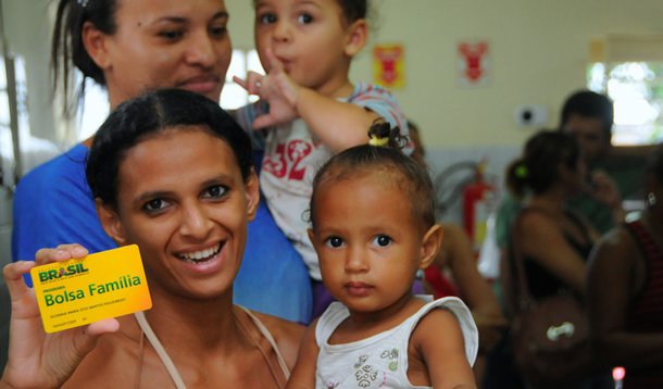 Em dez anos, o número médio de filhos nas famílias mais pobres do País caiu mais do que a média brasileira, o que prova que as mães do programa Bolsa Família não têm mais filhos para ganhar um benefício maior; para as mães das famílias 20% mais pobres do Nordeste, a queda foi ainda maior, alcançando 26,4% no período analisado