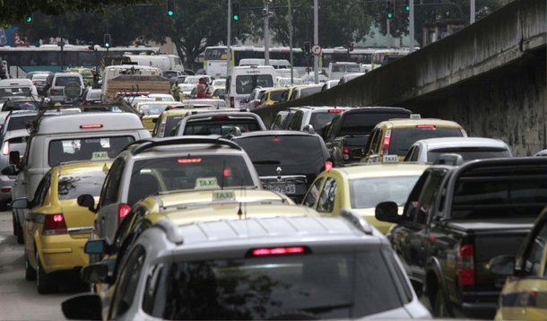 As alterações no trânsito na cidade do Rio de Janeiro por causa do carnaval começam nos primeiros minutos de sexta-feira (13) e vão até a quarta-feira (18); de acordo com a prefeitura carioca, que anunciou as mudanças, parte da Avenida Presidente Vargas será interditada, logo no começo da madrugada, a fim de que os carros alegóricos das escolas de samba possam ser deslocados para as proximidades do Sambódromo; o mesmo ocorrerá com a Via Binário, na zona portuária