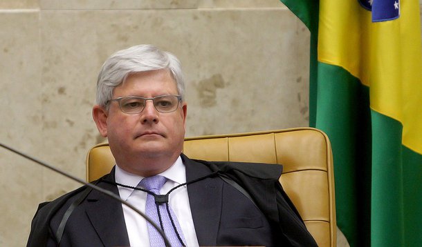 Procurador-geral da República, Rodrigo Janot, vai pedir ao ministro Teori Zavaski, relator do caso no Supremo Tribunal Federal, que seja retirado o sigilo do Ministério Público que não permite a identificação dos nomes das autoridades investigadas; segundo a colunista do 247 Tereza Cruvinel, a lista deve ter 42 ministros, senadores e deputados federais no exercício do mandato