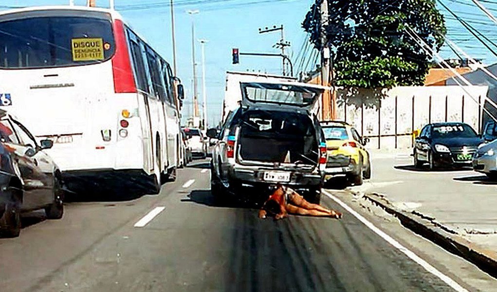 O Ministério Público (MP) do Rio de Janeiro denunciou dois policiais militares pela morte da auxiliar de limpeza Cláudia Ferreira, baleada em um tiroteio com traficantes no Morro da Congonha, zona norte do Rio, em 2014; Claudia foi arrastada por cerca de 350 metros pela viatura policial, ao cair da mala do veículo, quando era levada para um hospital; os policiais Rodrigo Boaventura e Zaqueu Pereira Bueno foram denunciados por homicídio doloso qualificado