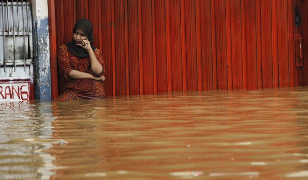 Os estados de Kelantan e de Terengganu são os mais prejudicados pelas chuvas fortes que afetam a Malásia há quase duas semanas. Alguns veículos de comunicação locais classificaram essas chuvas como as piores das últimas décadas