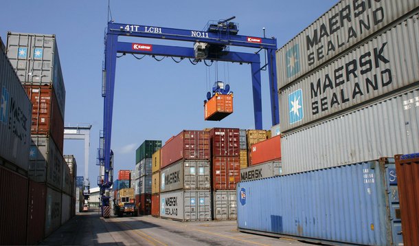 Balança comercial brasileira registrou superávit de US$ 458 milhões em março, primeiro saldo positivo mensal este ano; com isso, o saldo acumulado pela balança em 2015 está negativo em US$ 5,557 bilhões; no mesmo período do ano passado, o déficit alcançou US$ 6,078 bilhões; saldo positivo de março corresponde a US$ 16,979 bilhões em exportações e US$ 16,521 bilhões em importações