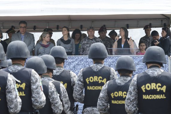A Força Nacional de Segurança prorrogou a permanência no Maranhão e nas regiões fronteiriças do Amazonas; as publicações, que saíram no Diário Oficial da União, permitem que o reforço permaneça por mais 90 dias no Maranhão e seis meses no Amazonas; o reforço atua no sistema prisional e no policiamento ostensivo de São Luís e região metropolitana e é baseado em um planejamento prévio entre as Instituições de Segurança Pública do estado; no Amazonas, a Força Nacional vai dar apoio às ações de Plano Estratégico de Fronteiras, do governo federal