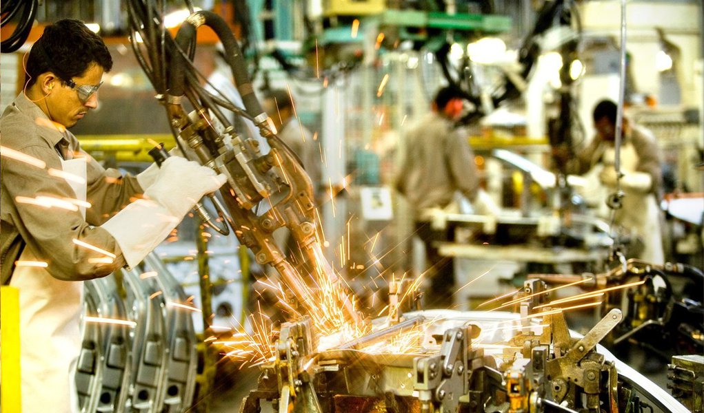 Governo federal planeja uma série de medidas na tentativa de aumentar a competitividade do setor industrial; estratégia adotada nesta quarta (12) foi elencar grandes temas que serão debatidos nas próximas semanas entre os ministérios e a Confederação Nacional da Indústria; infraestrutura, desburocratização, comércio exterior, compras governamentais e inovação formam as prioridades descritas pelo ministro-chefe da Casa Civil, Aloizio Mercadante, após se reunir com o presidente da CNI, Robson Andrade